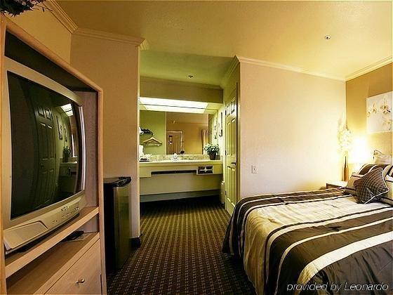 Bridgepoint Inn Daly City Room photo